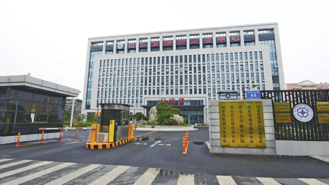 山东省精神卫生中心引入医院<i style='color:red'>测温安全门</i>，测温安检两不误